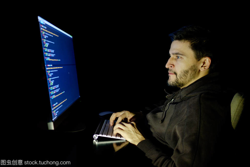 軟件開發人員計算機在黑暗的家庭辦公室